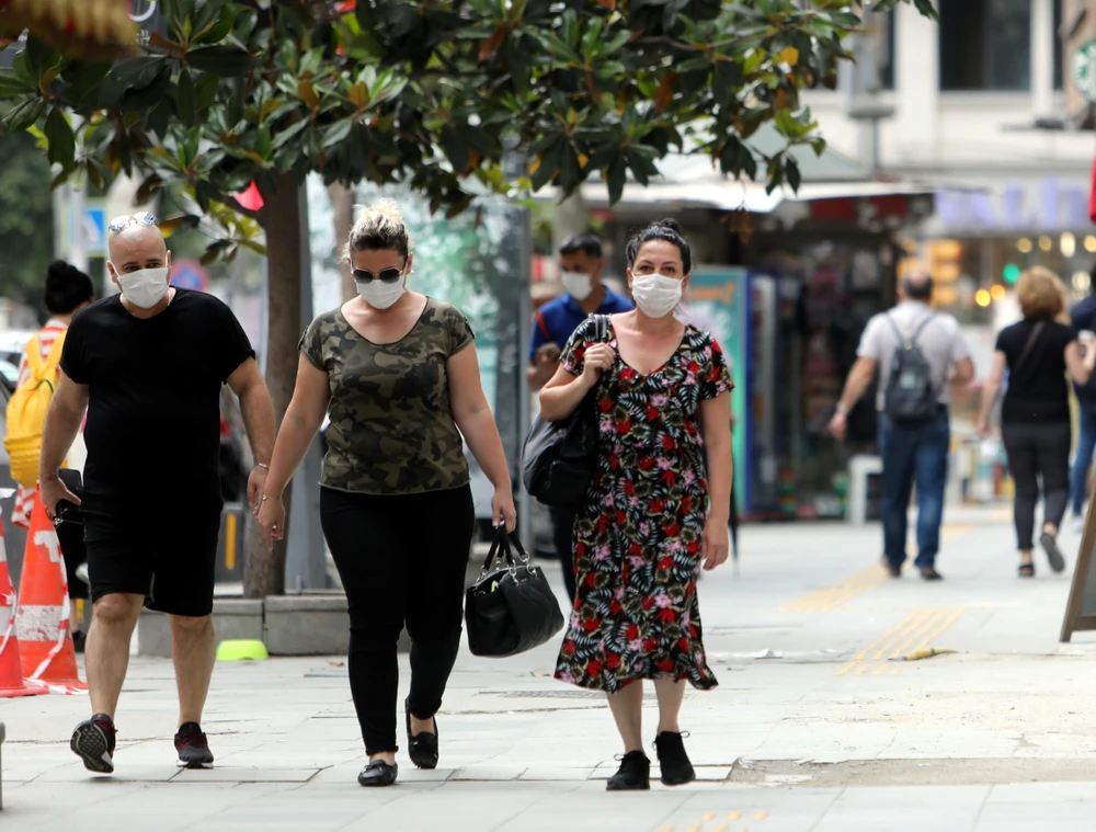 Người dân đeo khẩu trang phòng lây nhiễm COVID-19 tại Istanbul, Thổ Nhĩ Kỳ. (Ảnh: THX/TTXVN)