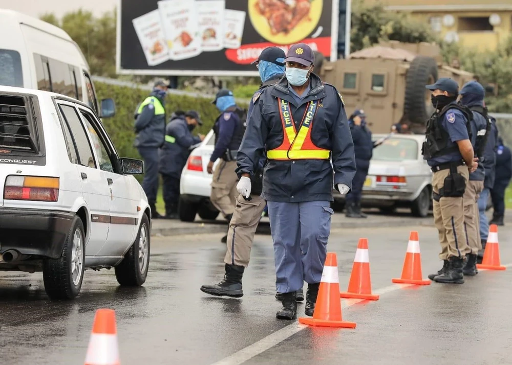 Cảnh sát kiểm tra xe lưu thông trên đường phố tại thủ đô Pretoria, Nam Phi. (Ảnh: Trương Phi Hùng/TTXVN)