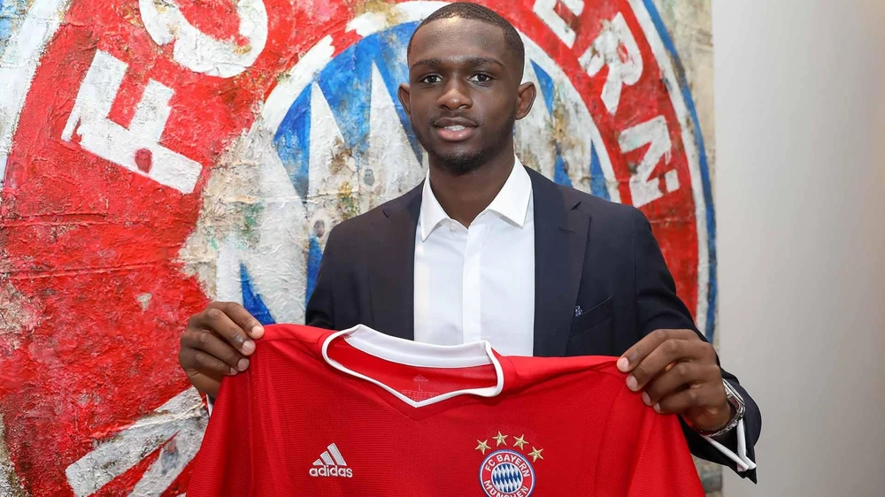 Tanguy Nianzou Kouassi chính thức đầu quân cho Bayern. (Nguồn: FC Bayern)
