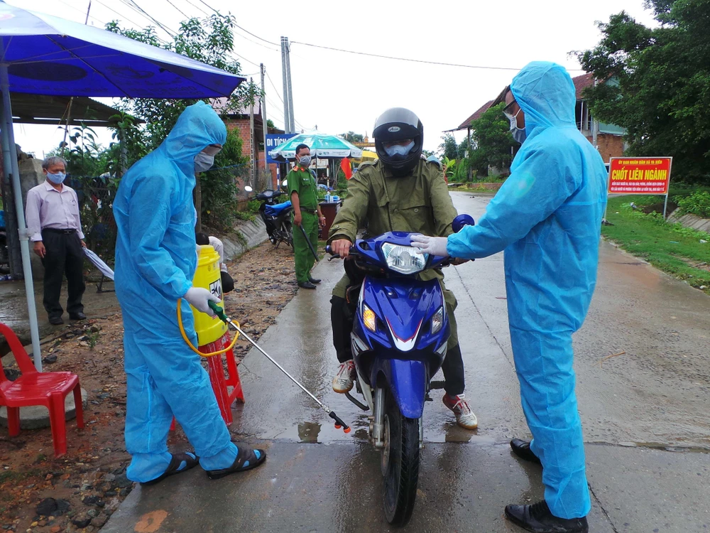 Chốt kiểm dịch do UBND huyện Sa Thầy tổ chức tại khu vực làng O, làng Trang, xã Ya Xiêr để ngăn chặn dịch bạch hầu lan rộng. (Ảnh: Dư Toán/TTXVN)