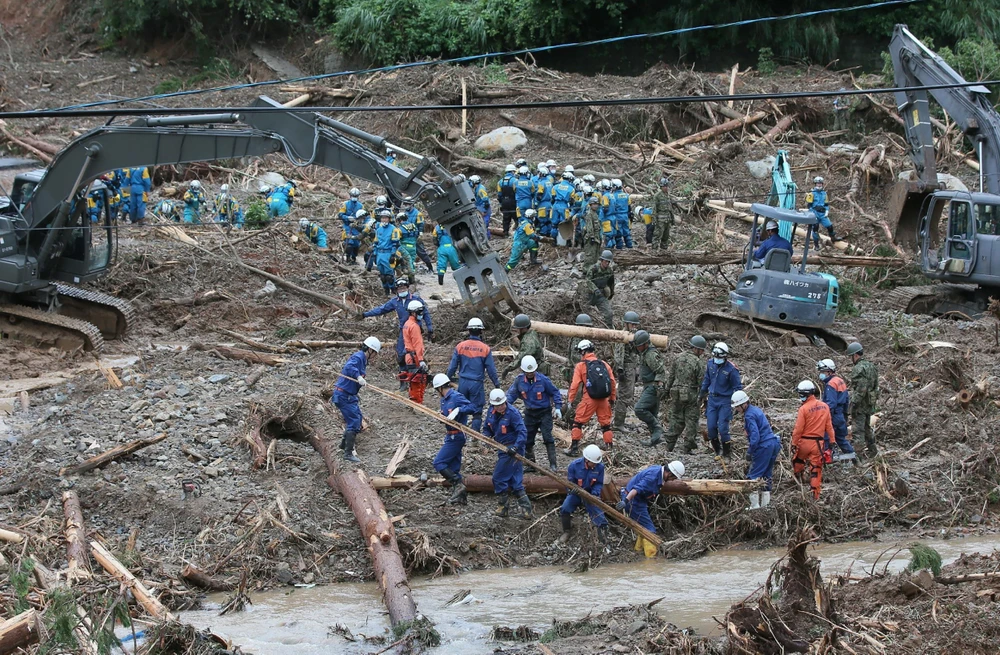 Lực lượng cứu hộ tìm kiếm các nạn nhân tại khu vực bị lở bùn do mưa lớn ở Tsunagi, quận Kumamoto, miền Tây Nam Nhật Bản ngày 6/7. (Ảnh: AFP/TTXVN)