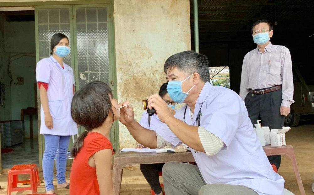 Ngành y tế tỉnh Gia Lai thực hiện khám sàng lọc cho người dân tại làng Bông Hiot, xã Hải Yang, huyện Đak Đoa- nơi có ca bệnh bạch hầu tử vong. (Ảnh: Quang Thái/TTXVN)