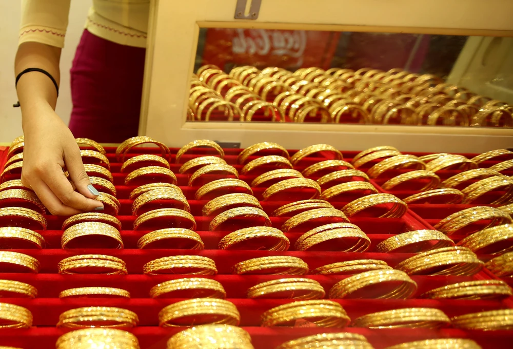 Trang sức vàng được bày bán tại một cửa hàng kim hoàn ở Yangon, Myanmar. (Ảnh: THX/TTXVN)