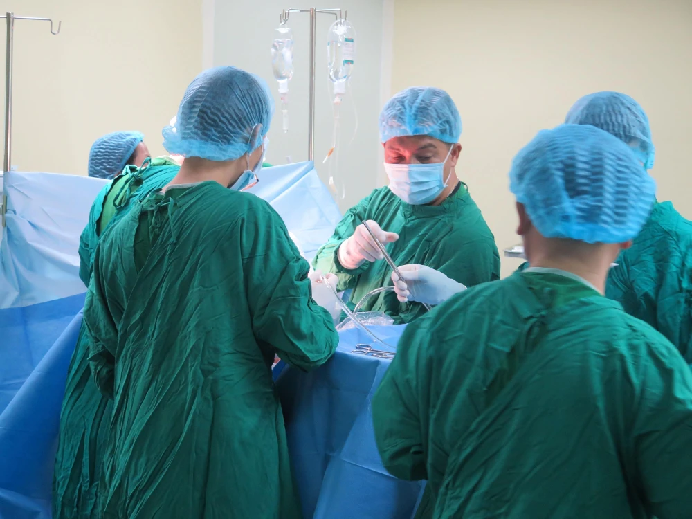 Nạn nhân Lò Thị Nam (36 tuổi, trú Thường Xuân, Thanh Hóa) được các bác sỹ phẫu thuật lồng ngực. (Ảnh: Dư Toán/TTXVN)