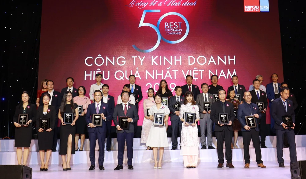 Ông Đỗ Thanh Tuấn, Giám đốc Đối ngoại Công ty Vinamilk (hàng đầu, thứ 5 từ trái sang) tại Lễ vinh danh 'Top 50 công ty kinh doanh hiệu quả nhất Việt Nam.'