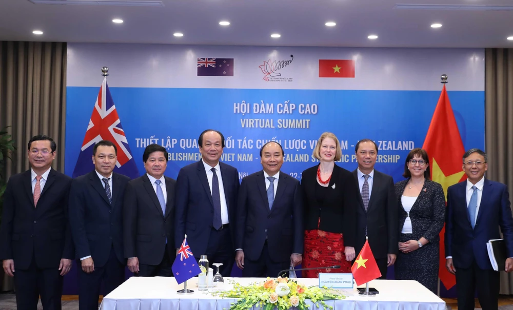 Thủ tướng Nguyễn Xuân Phúc, Đại sứ Đặc mệnh toàn quyền New Zealand tại Việt Nam Wendy Matthews và các đại biểu tham buổi hội đàm trực tuyến cấp cao. (Ảnh: Thống Nhất/TTXVN)