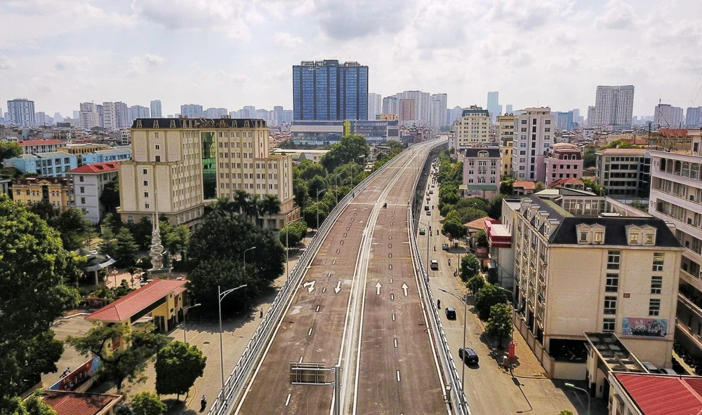 Đường vành đai 2 đoạn từ Ngã Tư Sở đến Ngã Tư Vọng (Hà Nội) đang trong giai đoạn hoàn thiện chuẩn bị cho lễ thông xe trong thời gian tới. (Ảnh: Thành Đạt - TTXVN)