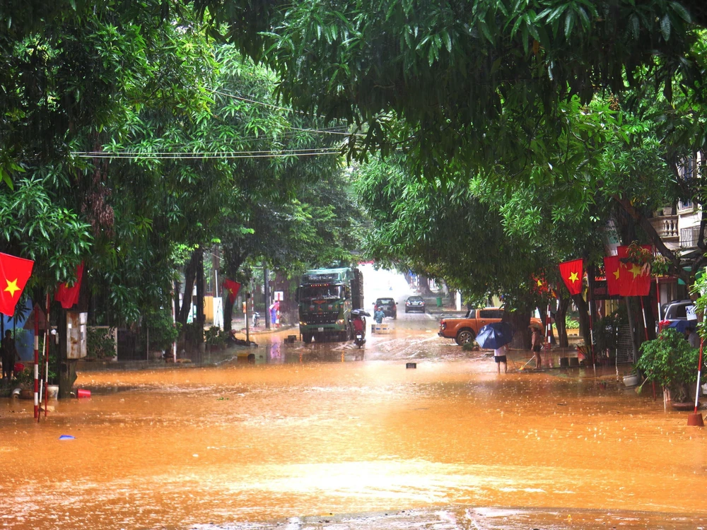 Nhiều tuyến đường ở thành phố Hà Giang bị chìm sâu trong nước do mưa lớn hồi tuần trước. (Ảnh: Minh Tâm/TTXVN)