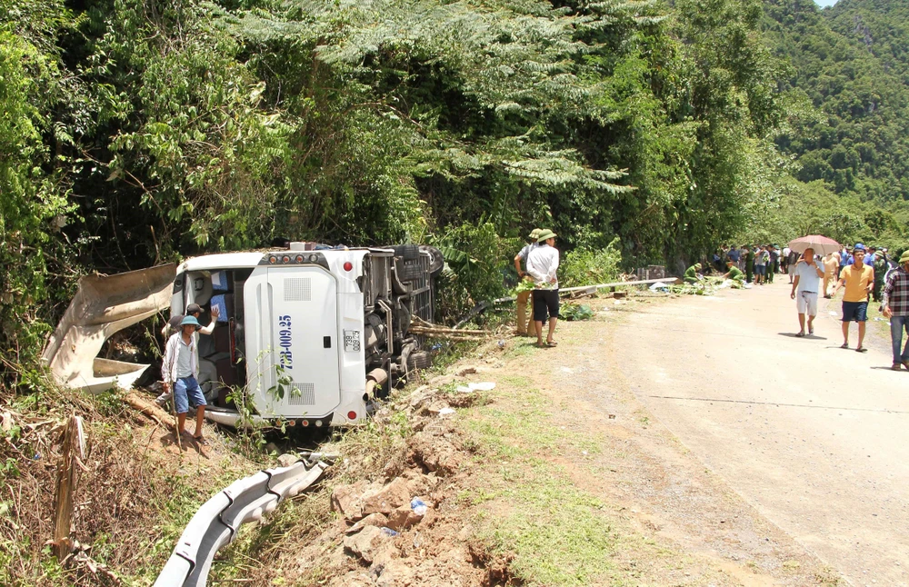 Hiện trường vụ tai nạn thảm khốc làm 15 người chết tại Quảng Bình. (Ảnh: Văn Tý/TTXVN)