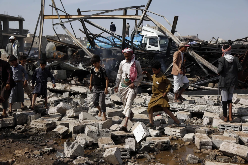 Cảnh tàn phá sau các cuộc không kích tại Sanaa, Yemen. (Ảnh: THX/TTXVN)