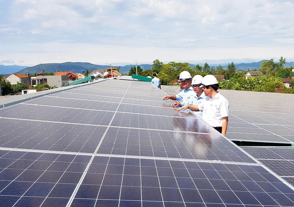Công trình điện Mặt Trời mái nhà lớn nhất tỉnh Quảng Bình đi vào đóng điện vận hành. (Ảnh: Đức Thọ/TTXVN)