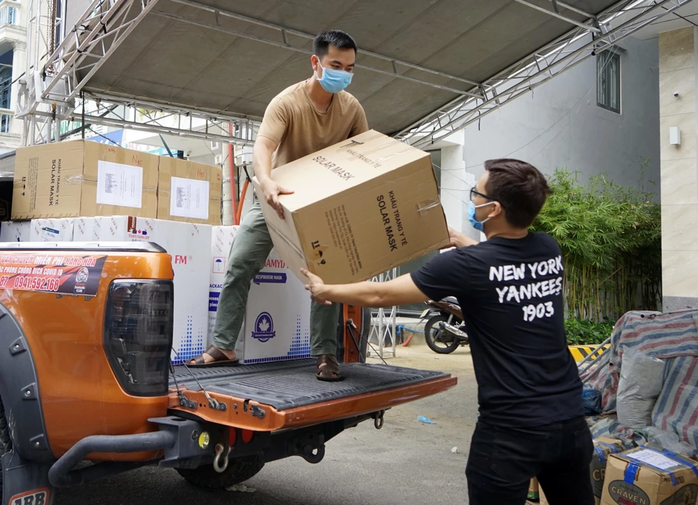 Chuyển các thùng khẩu trang N95 đi tặng các cơ sở y tế tại Đà Nẵng. (Ảnh: TTXVN phát)