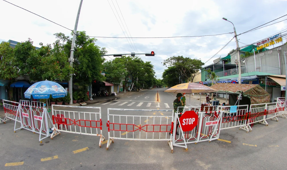 Đường vào thôn Lệ Sơn Nam bị phong tỏa sau khi phát hiện có người nhiễm COVID-19. (Ảnh: Trần Lê Lâm/TTXVN)