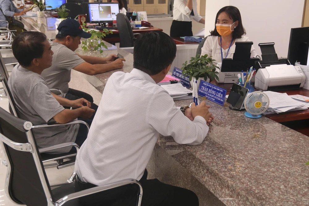 Người dân đến làm thủ tục tại Trung tâm Phục vụ hành chính công tỉnh Tiền Giang. (Ảnh: Minh Trí/TTXVN)