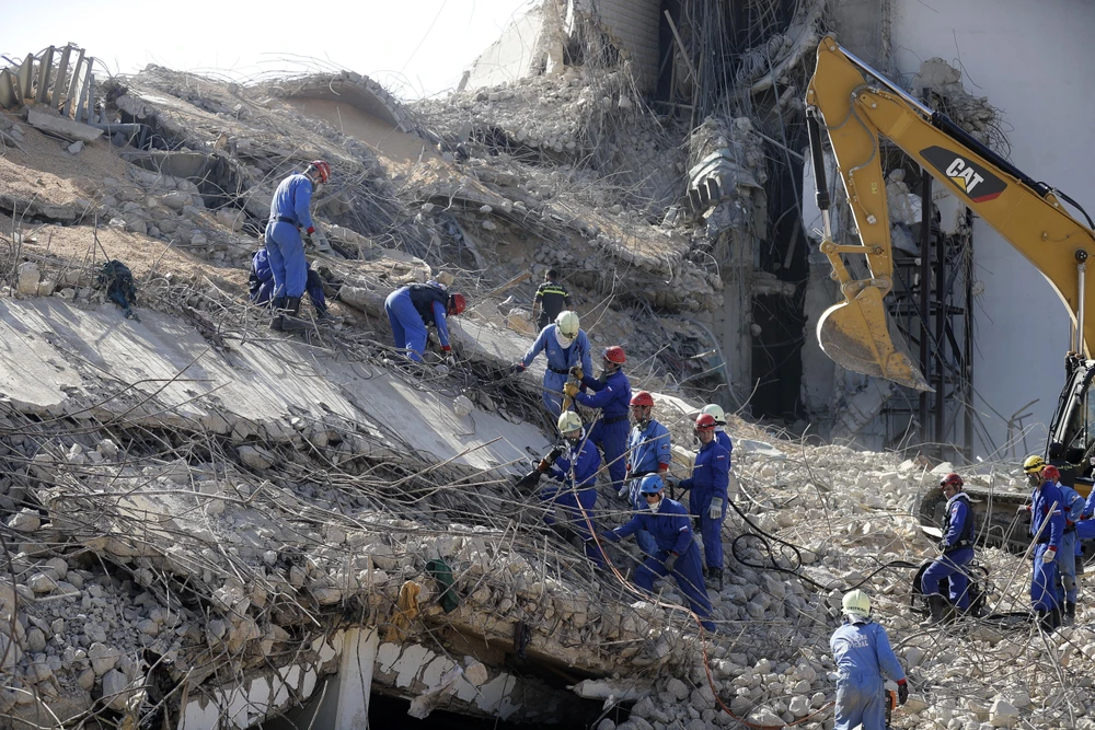 Nhân viên cứu hộ tìm kiếm nạn nhân dưới đống đổ nát sau vụ nổ ở cảng Beirut, Liban, ngày 7/8/2020. (Ảnh: AFP/TTXVN)