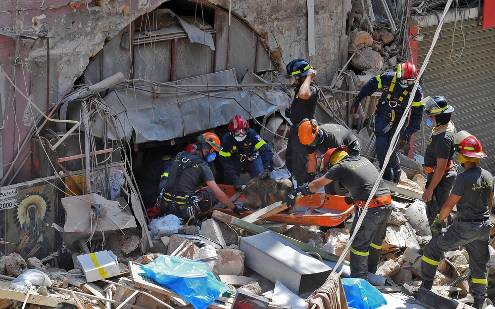 Lực lượng cứu hộ tìm kiếm nạn nhân dưới đống đổ nát sau vụ nổ kinh hoàng ở Beirut, Liban ngày 6/8/2020. (Ảnh: AFP/TTXVN)