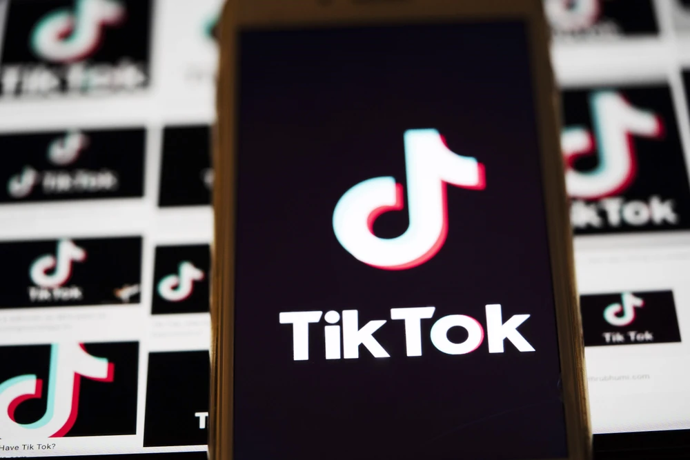 Biểu tượng TikTok trên một màn hình điện thoại ở bang Virginia, Mỹ. (Ảnh: THX/TTXVN)