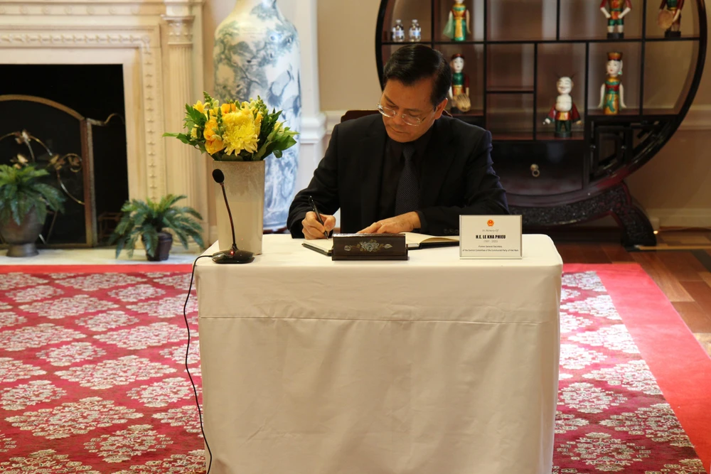 Đại sứ Việt Nam tại Hoa Kỳ Hà Kim Ngọc ký sổ tang. Ảnh: CQTT Washington DC. (Ảnh: TTXVN)