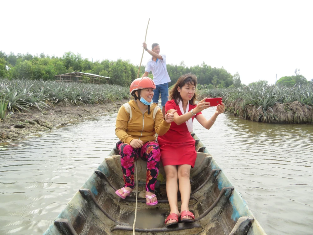 Du khách thích thú với mô hình homestay và farmstay. (Ảnh: Ánh Tuyết/TTXVN)