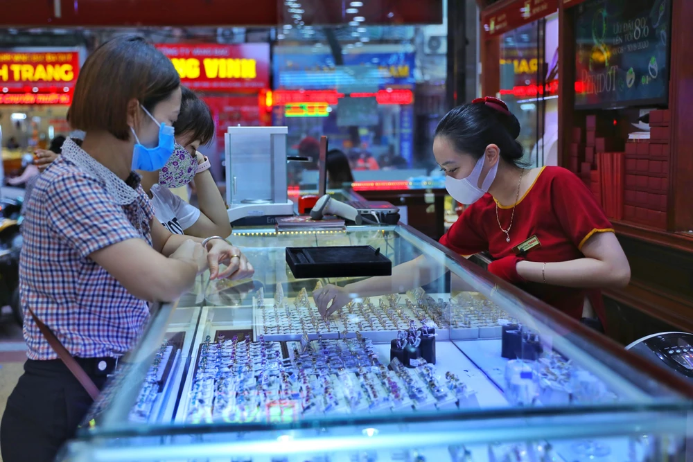 Giao dịch vàng tại Công ty Vàng bạc Đá quý Bảo Tín-Minh Châu. (Ảnh: Danh Lam/TTXVN)