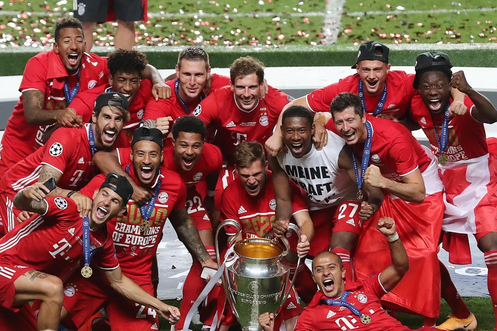 Niềm vui phút đăng quang vô địch UEFA Champions League của các cầu thủ Bayern Munich. (Ảnh: AFP/TTXVN)