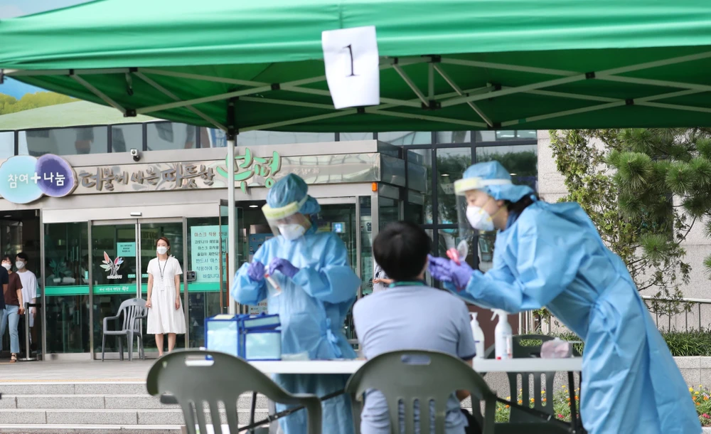 Lấy mẫu xét nghiệm COVID-19 tại Incheon, phía Tây Seoul, Hàn Quốc ngày 22/8. (Ảnh: YONHAP/TTXVN)