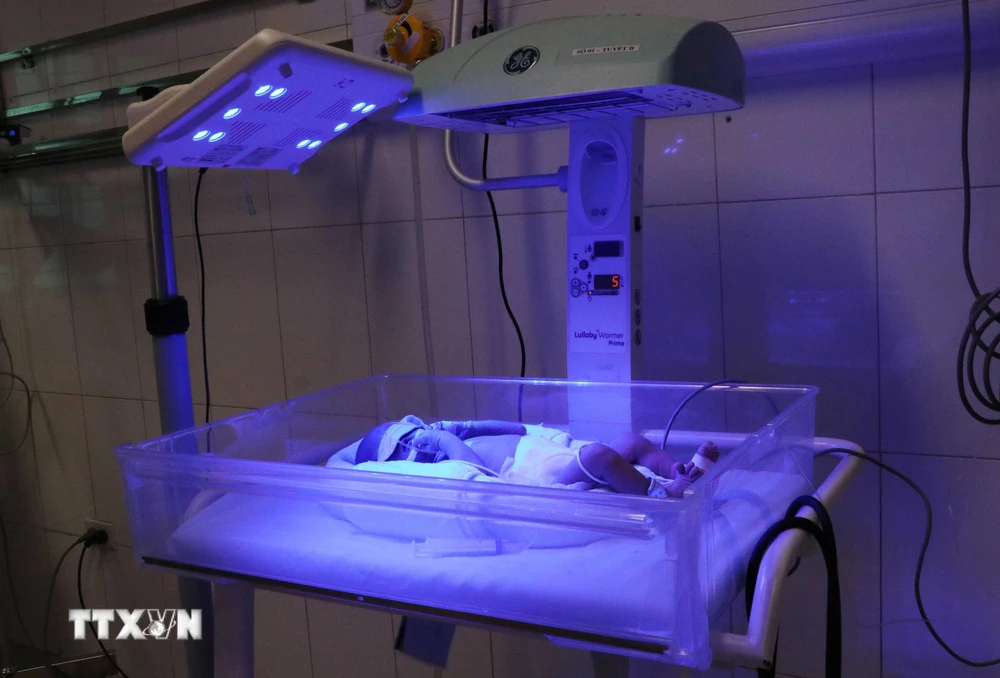 Chăm sóc và điều trị trẻ sơ sinh non yếu tại Khoa sơ sinh, Bệnh viện Sản Nhi tỉnh Bắc Ninh. (Ảnh: Thái Hùng/TTXVN)