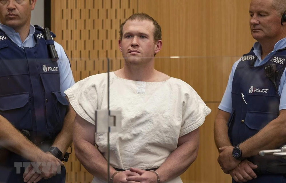 Nghi phạm Brenton Tarrant (giữa) tại Tòa án quận Christchurch, New Zealand ngày 16/3/2019. (Ảnh: AFP/TTXVN)