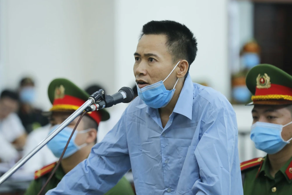 Bị cáo Bùi Văn Tiến khai báo trước Hội đồng xét xử. (Ảnh: Doãn Tấn/TTXVN)