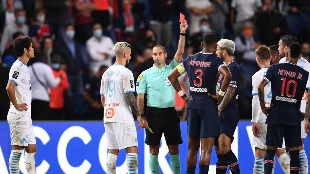 Trọng tài đã phải rút ra 5 thẻ đỏ dành cho cầu thủ của PSG và Marseille. (Nguồn: Getty Images)