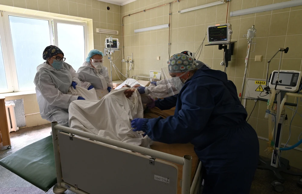 Nhân viên y tế điều trị cho bệnh nhân COVID-19 tại một bệnh viện ở Lviv, Ukraine ngày 30/6/2020. (Ảnh: AFP/TTXVN)