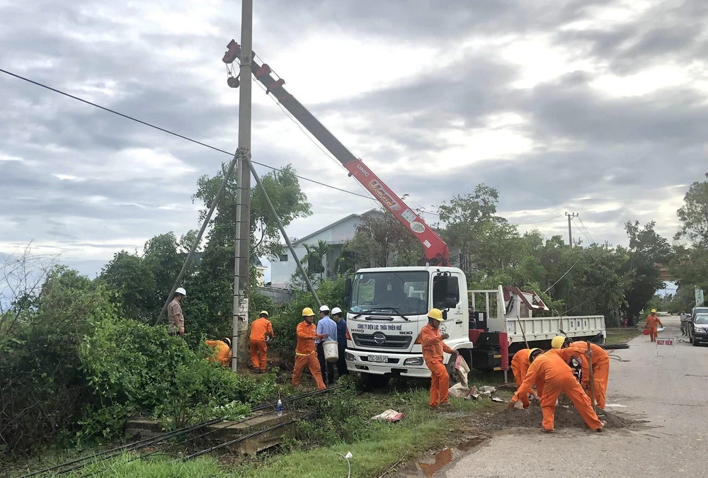 Công ty Điện lực Thừa Thiên-Huế khắc phục sự cố do mưa bão. (Ảnh: TTXVN phát)