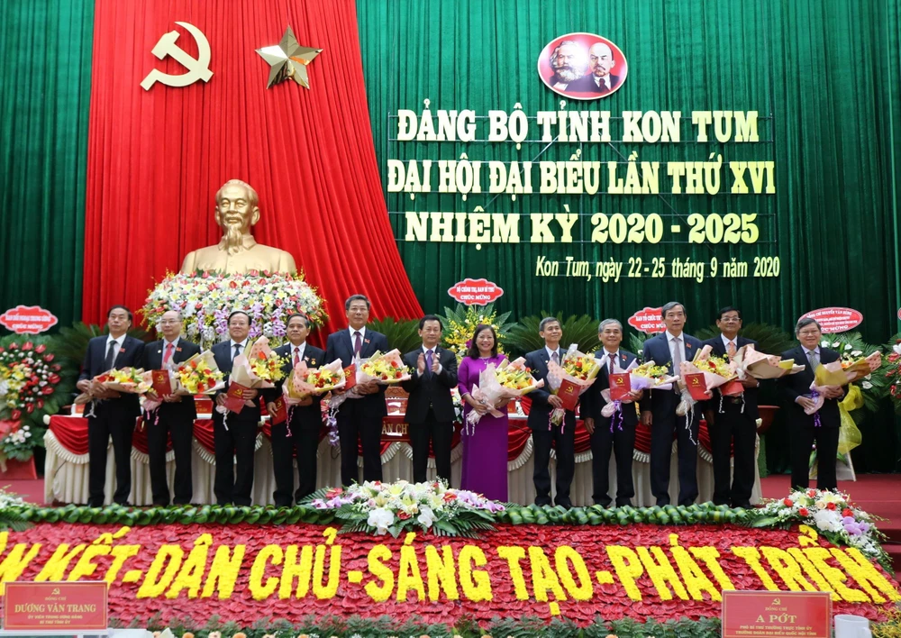 Tặng hoa các đồng chí Ủy viên Ban Chấp hành Đảng bộ tỉnh khóa XV không tái cử khóa mới. (Ảnh: Cao Nguyên/TTXVN)