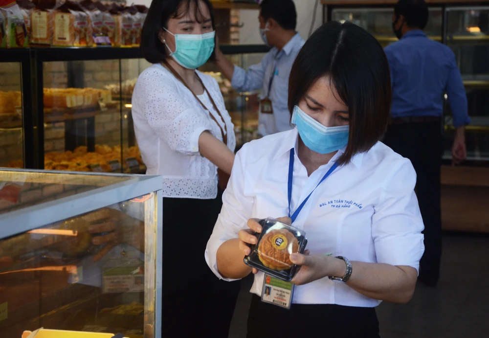 Đoàn kiểm tra Ban Quản lý An toàn thực phẩm thành phố Đà Nẵng kiểm tra chất lượng bánh trung thu. (Ảnh: Văn Dũng/TTXVN)