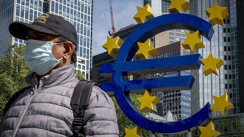 Đại dịch COVID-19 gây ảnh hưởng đến kinh tế Eurozone. (Nguồn: euronews)