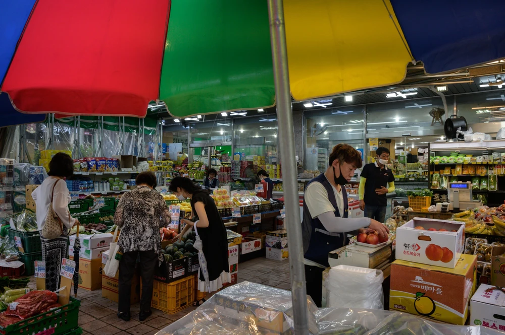 Người dân mua sắm tại một khu chợ ở Seoul, Hàn Quốc. (Ảnh: AFP/TTXVN)