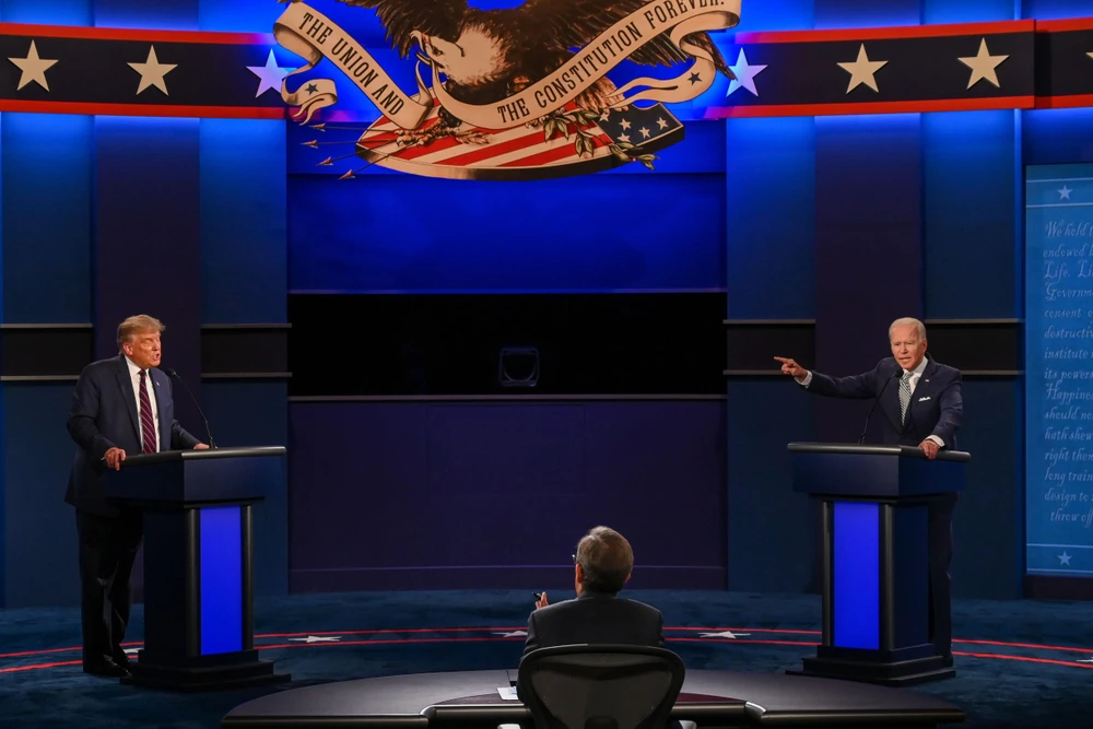 Tổng thống Mỹ Donald Trump (trái) và ứng cử viên Tổng thống đảng Dân chủ Joe Biden (phải) tại cuộc tranh luận trực tiếp đầu tiên. (Ảnh: AFP/TTXVN)