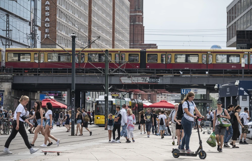 Người dân di chuyển trên đường phố tại Berlin, Đức ngày 14/8/2020, trong bối cảnh dịch COVID-19 lan rộng. (Ảnh: AFP/TTXVN)