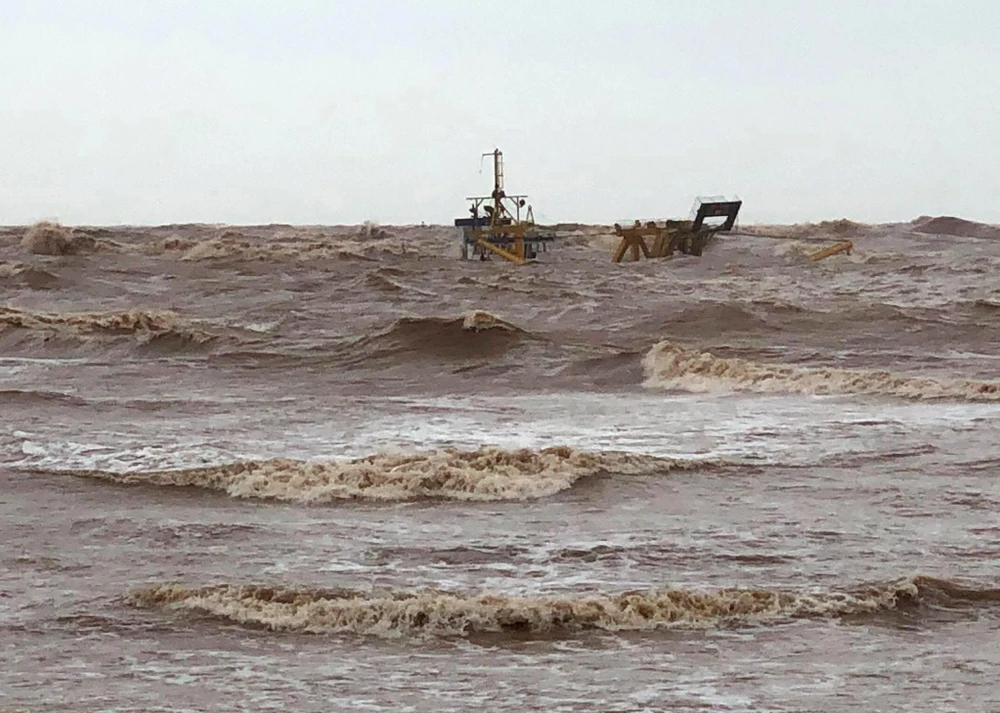 Tàu bị mắc cạn ở biển Cửa Việt. (Ảnh: Nguyên Lý-TTXVN)