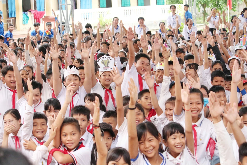 Học sinh ở Nghệ An hưởng ứng 'Ngày Quốc tế trẻ em gái.' (Ảnh: Nguyễn Oanh/TTXVN)