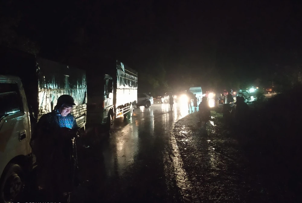 Sạt lở nghiêm trọng khiến đường nối hai tỉnh Bình Phước và Lâm Đồng ách tắc nhiều km trong đêm 10/10. (Ảnh: Đậu Tất Thành.TTXVN)