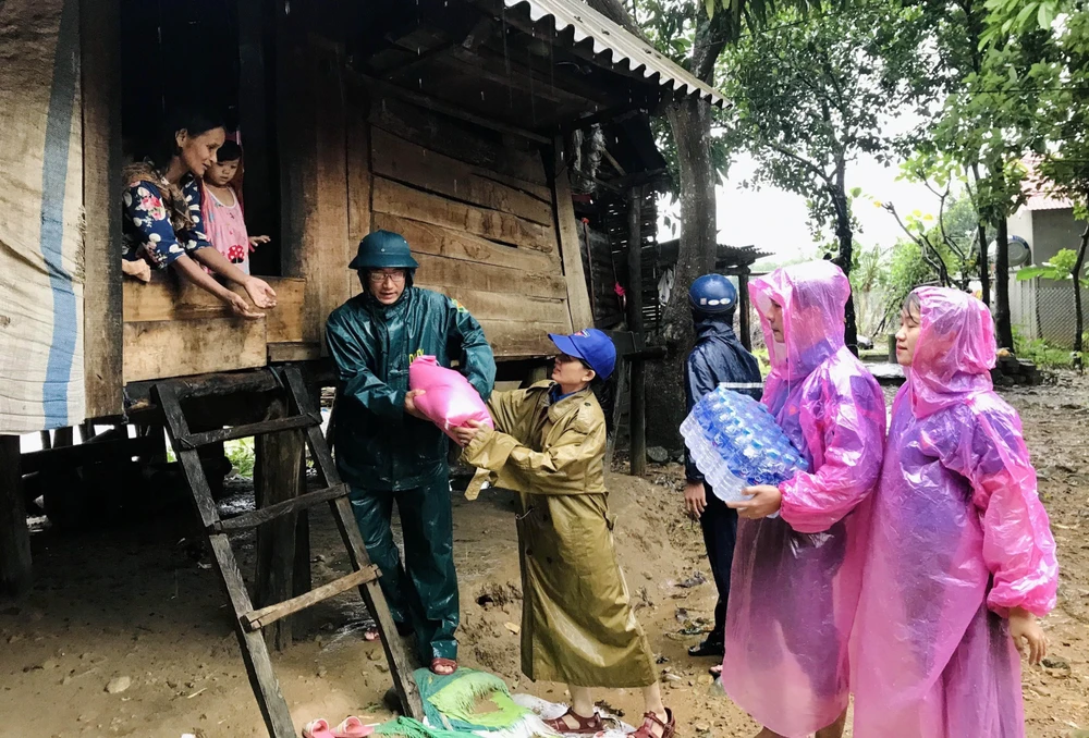 Tỉnh đoàn Quảng Trị tặng quà cho nhân dân vùng bị ảnh hưởng nặng nề do lũ lụt ở huyện miền núi Đakrông. (Ảnh: Hồ Cầu-TTXVN)