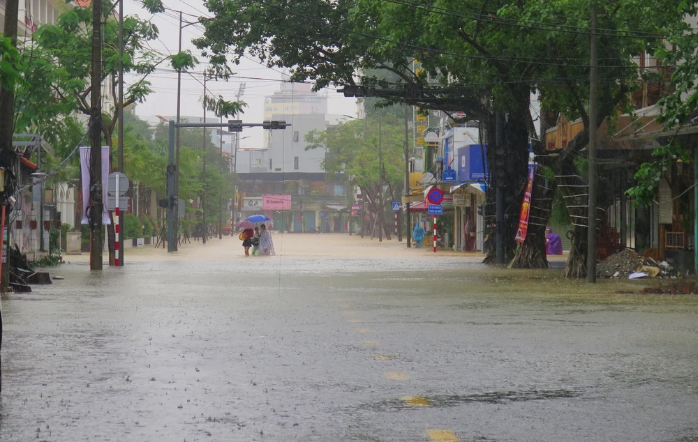 Nhiều tuyến đường tại thành phố Huế bị ngập từ 0,3-1m. (Ảnh: Tường Vi/TTXVN)