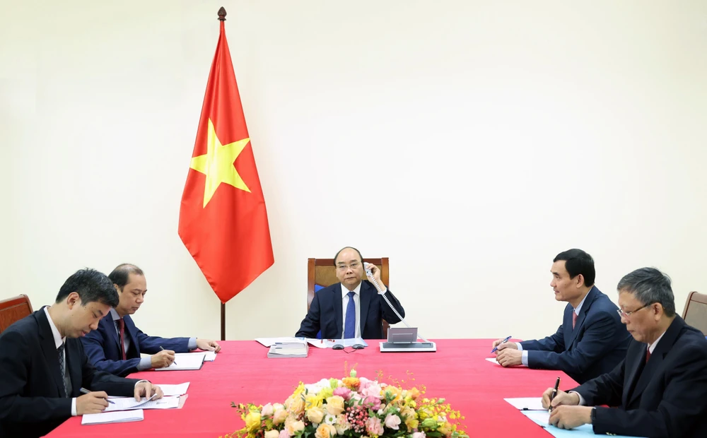 Thủ tướng Nguyễn Xuân Phúc điện đàm với Thủ tướng Nhật Bản Suga Yoshihide. (Ảnh: Thống Nhất/TTXVN)