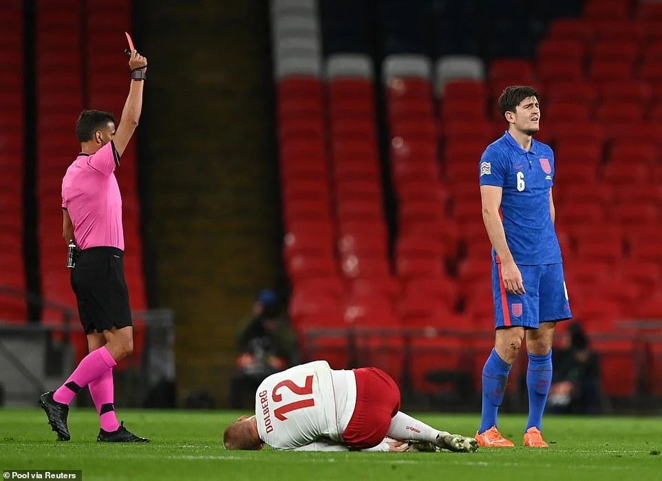 Harry Maguire bị truất quyền thi đấu trong trận thua của tuyển Anh. (Nguồn: Reuters)