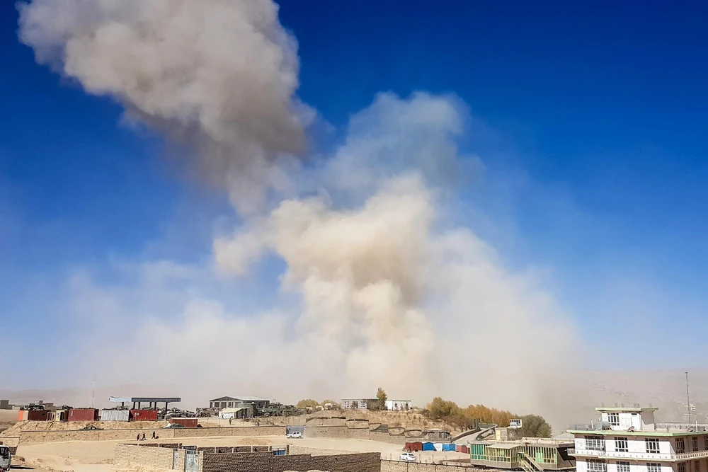 Khói bốc lên từ hiện trường vụ đánh bom xe nhằm vào trụ sở cảnh sát ở Feroz Koh thuộc tỉnh Ghor, Afghanistan, ngày 18/10. (Ảnh: AFP/ TTXVN)