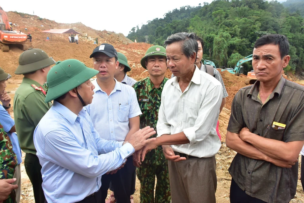 Chủ tịch UBND tỉnh Thừa Thiên-Huế Phan Ngọc Thọ động viên thân nhân các nạn nhân trong vụ sạt lở Thuỷ điện Rào Trăng 3. (Ảnh: Mai Trang/TTXVN)