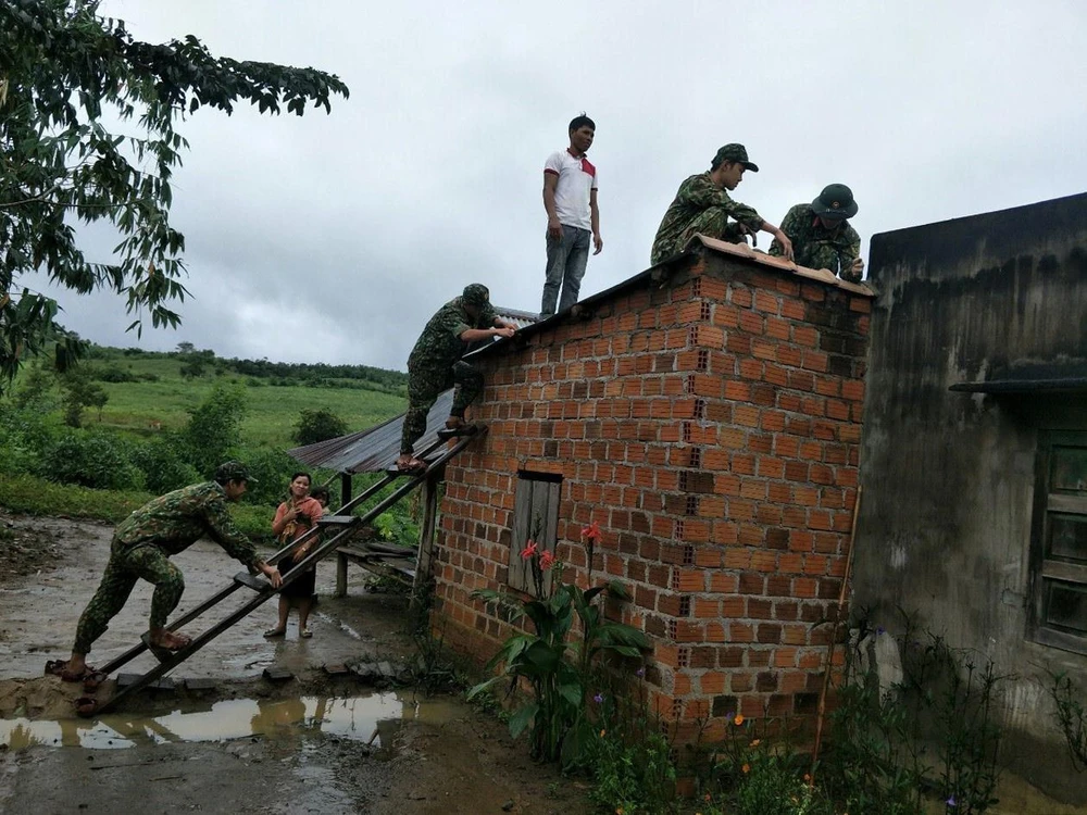 Cán bộ, chiến sỹ Bộ Chỉ huy quân sự tỉnh Gia Lai giúp người dân huyện Kbang dựng lại nhà cửa sau ảnh hưởng bão số 9. (Ảnh: Hồng Điệp/TTXVN)