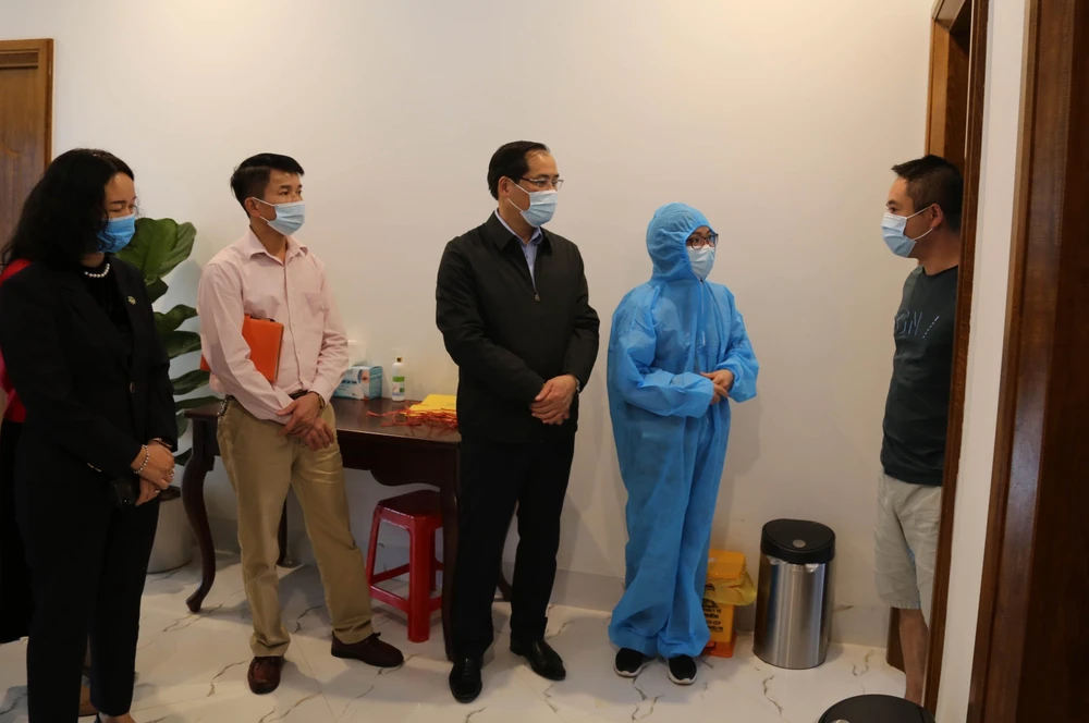 Phó Chủ tịch UBND tỉnh Lạng Sơn Dương Xuân Huyên kiểm tra một số cơ sở cách ly y tế tập trung tại thành phố Lạng Sơn. (Ảnh: Quang Duy/TTXVN)