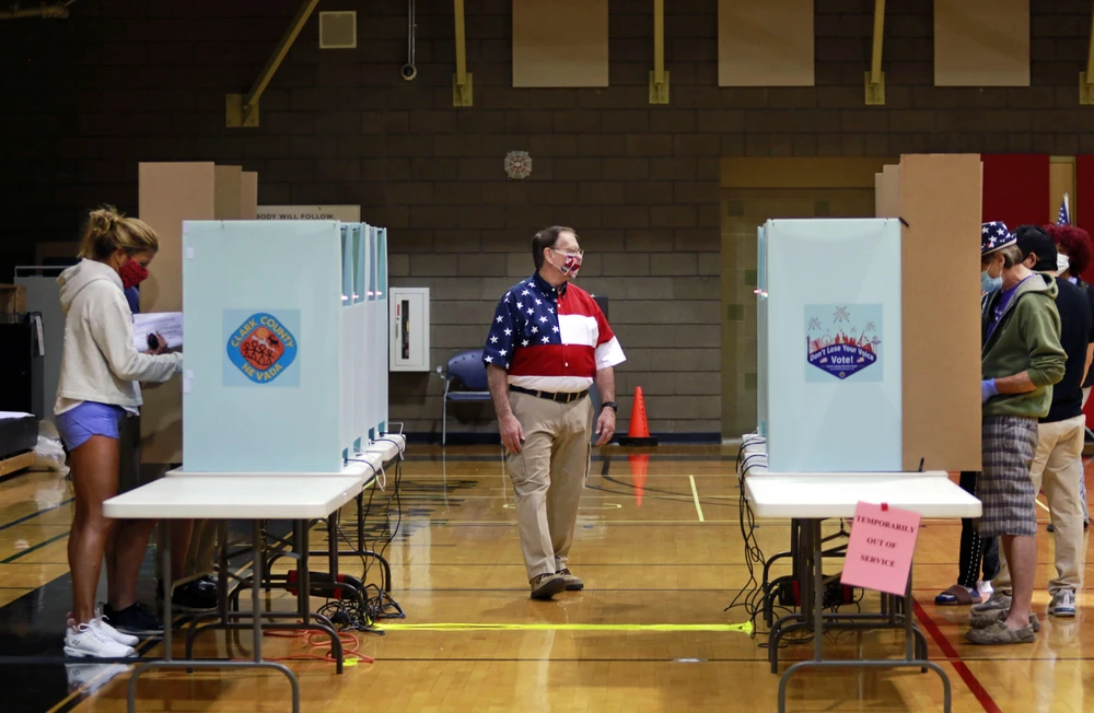 Cử tri bỏ phiếu trong Ngày Bầu cử tại Las Vegas, bang Nevada ngày 3/11. (Ảnh: AFP/TTXVN)